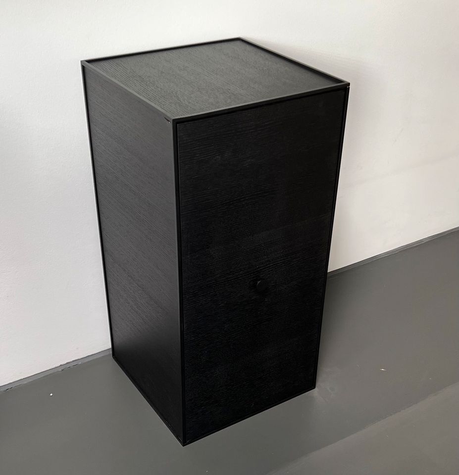 Audo By lassen. Frame 70 mit Türen mit 2 Böden - black