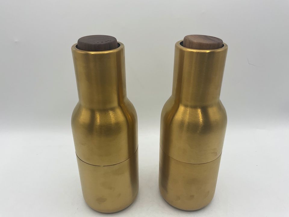Audo (ehem. Menu) bottle grinder messing gebürstet mit Walnussdeckel