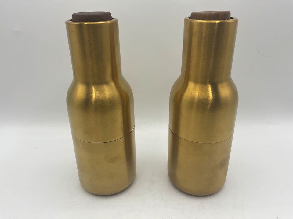 Audo (ehem. Menu) bottle grinder messing gebürstet mit Walnussdeckel