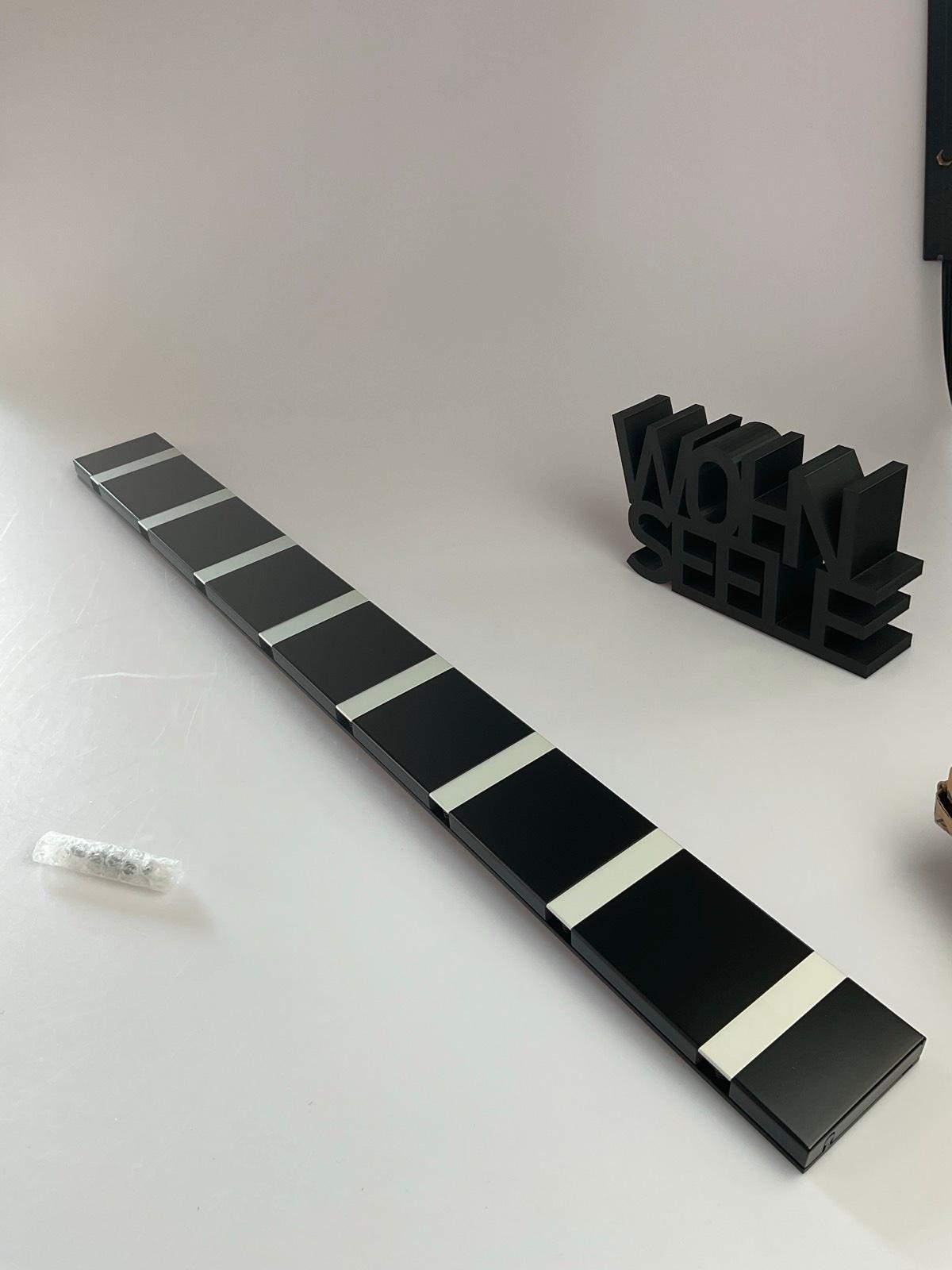 Loca Knax Garderobe 8 Haken waagerecht schwarz grau