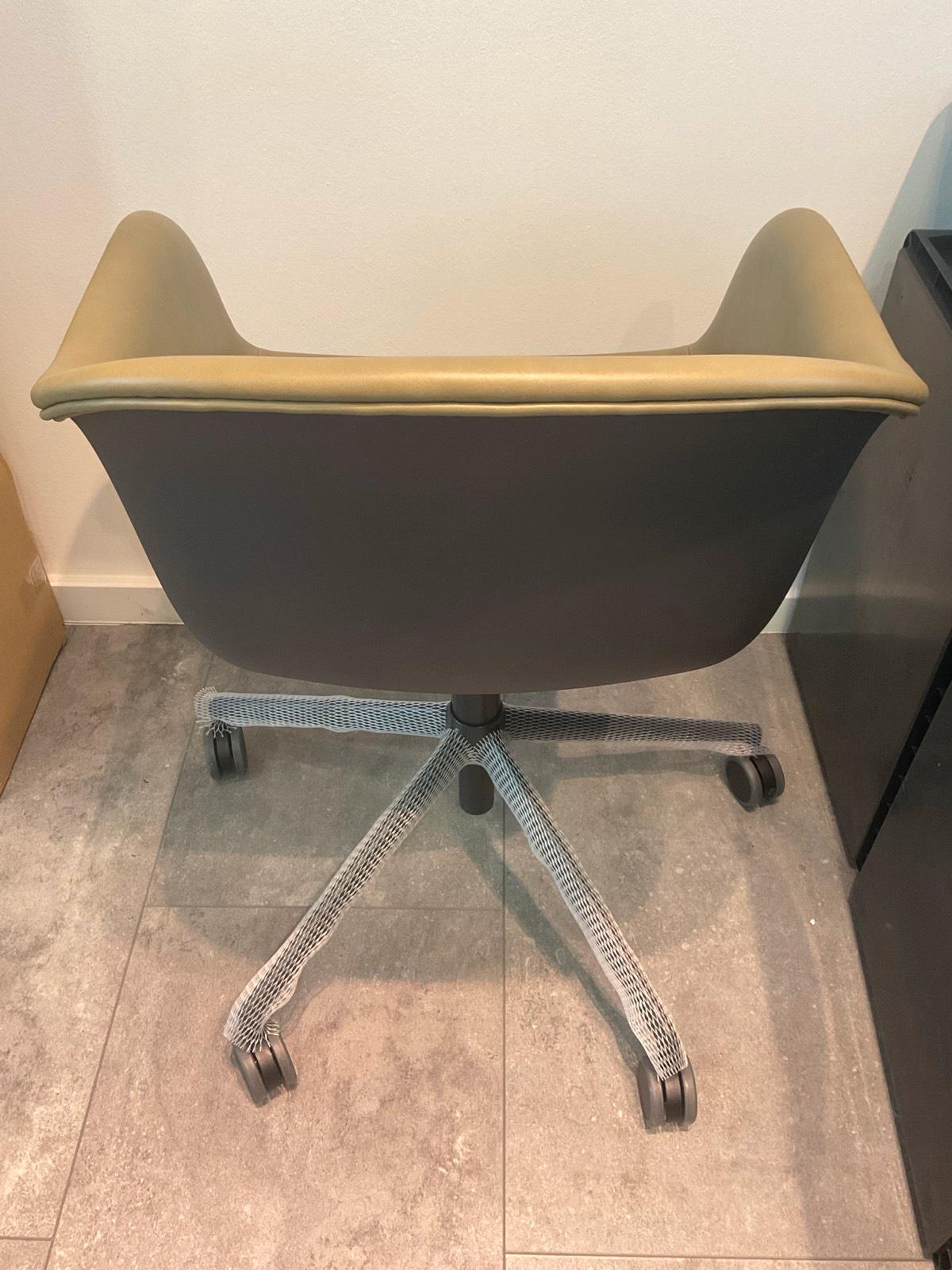 Muuto Fiber Armchair Leather Swivel, Castors, Gaslift Farbe Olive