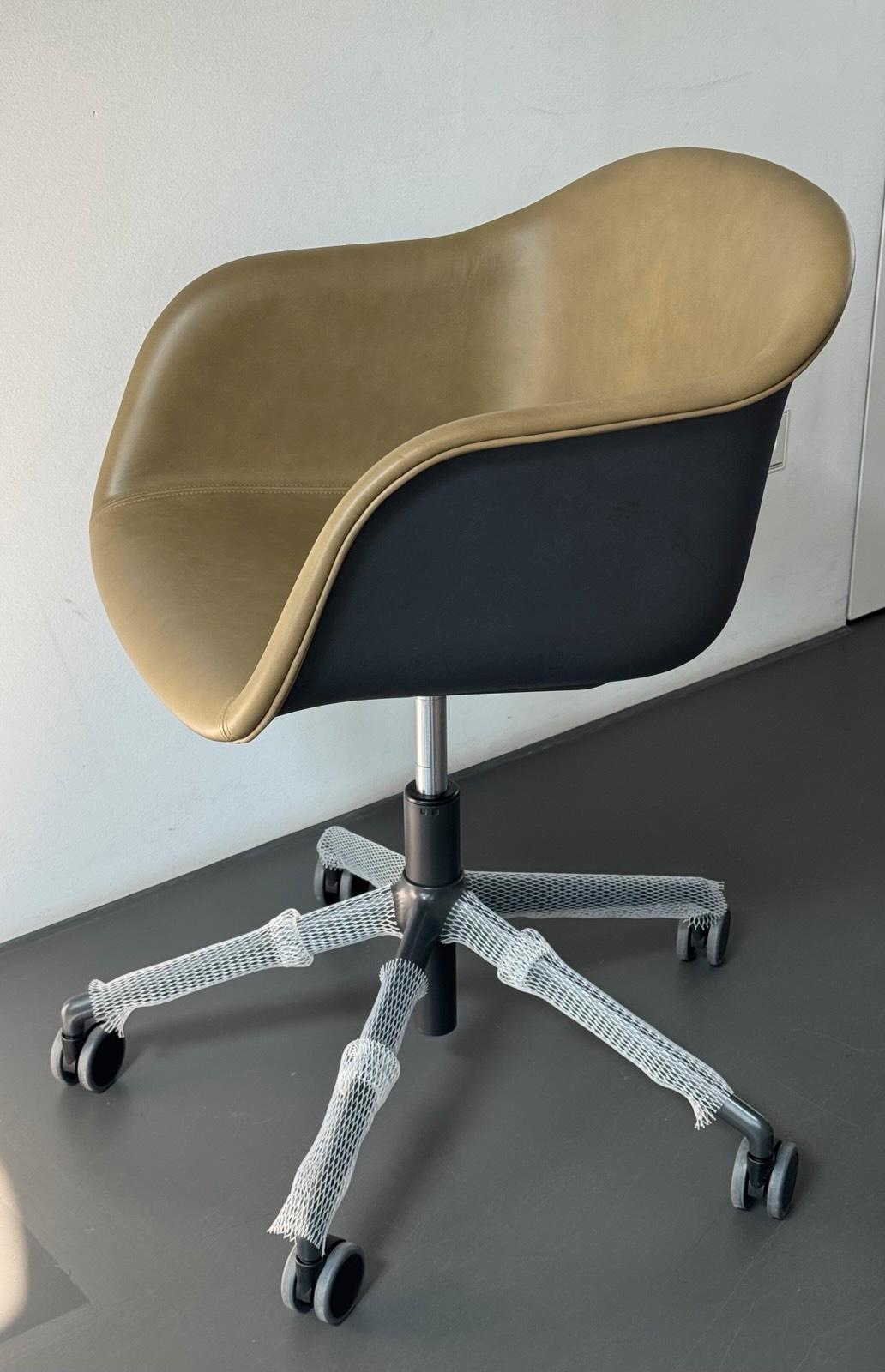 Muuto Fiber Armchair Leather Swivel, Castors, Gaslift Farbe Olive