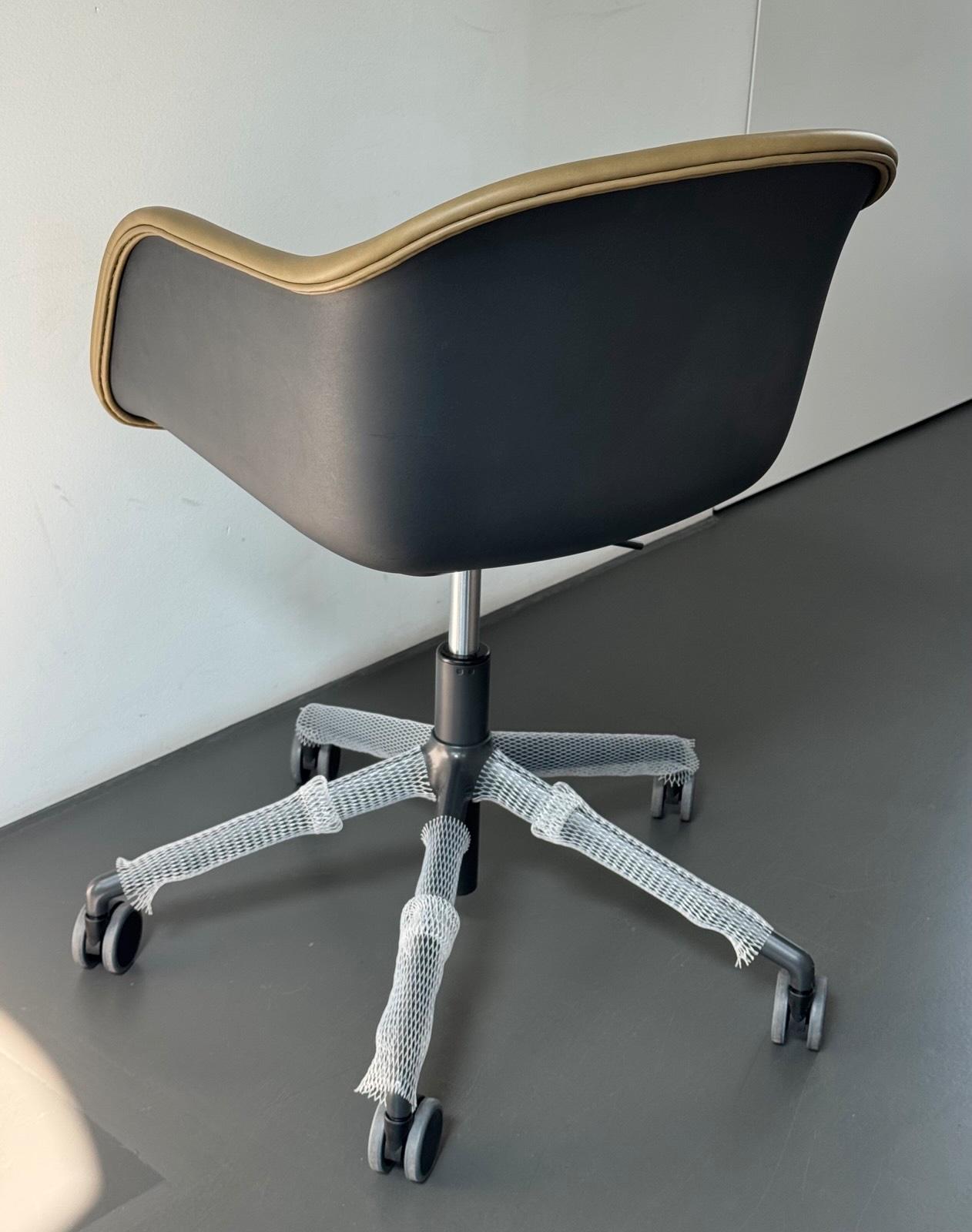 Muuto Fiber Armchair Leather Swivel, Castors, Gaslift Farbe Olive