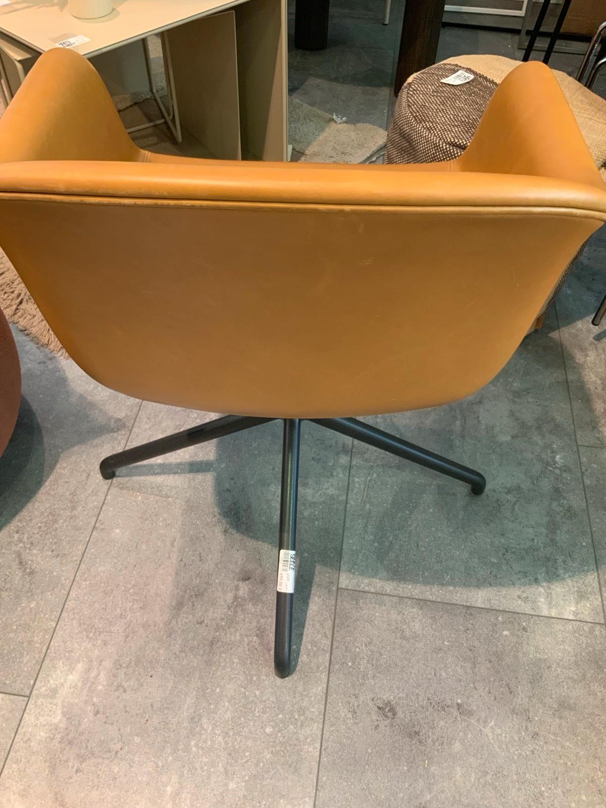 Muuto Fiber Chair Drehstuhl schwarz/cognac