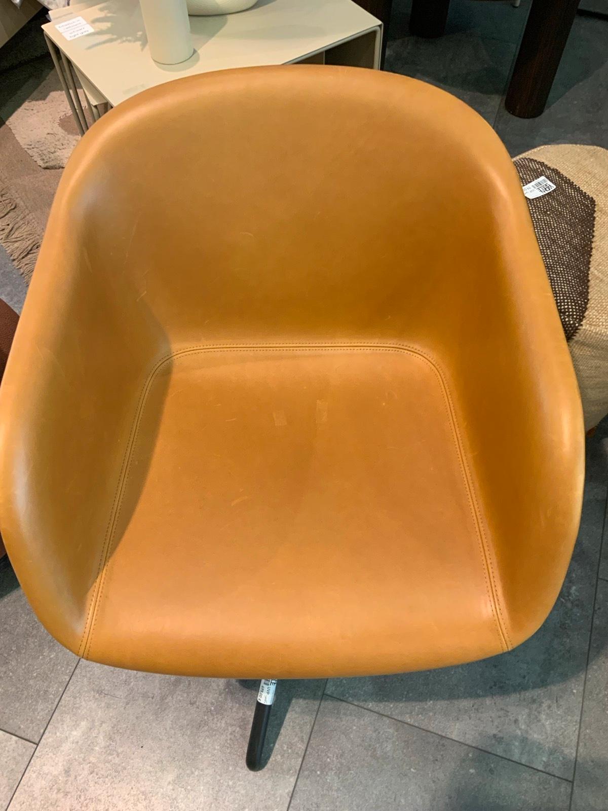 Muuto Fiber Chair Drehstuhl schwarz/cognac