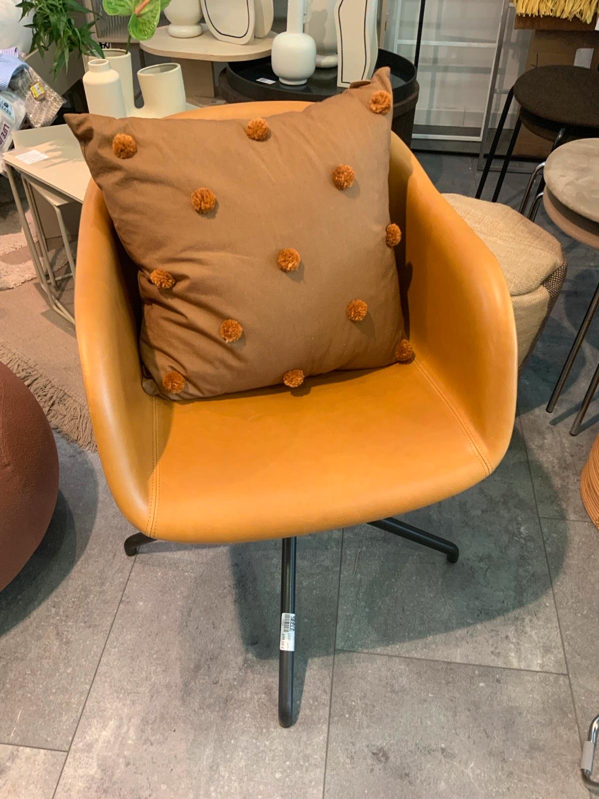 Muuto Fiber Chair Drehstuhl schwarz/cognac