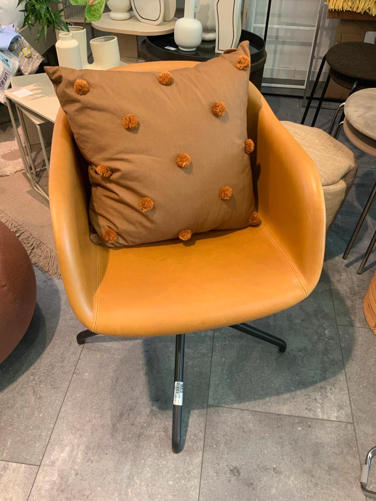 Muuto Fiber Chair Drehstuhl schwarz/cognac