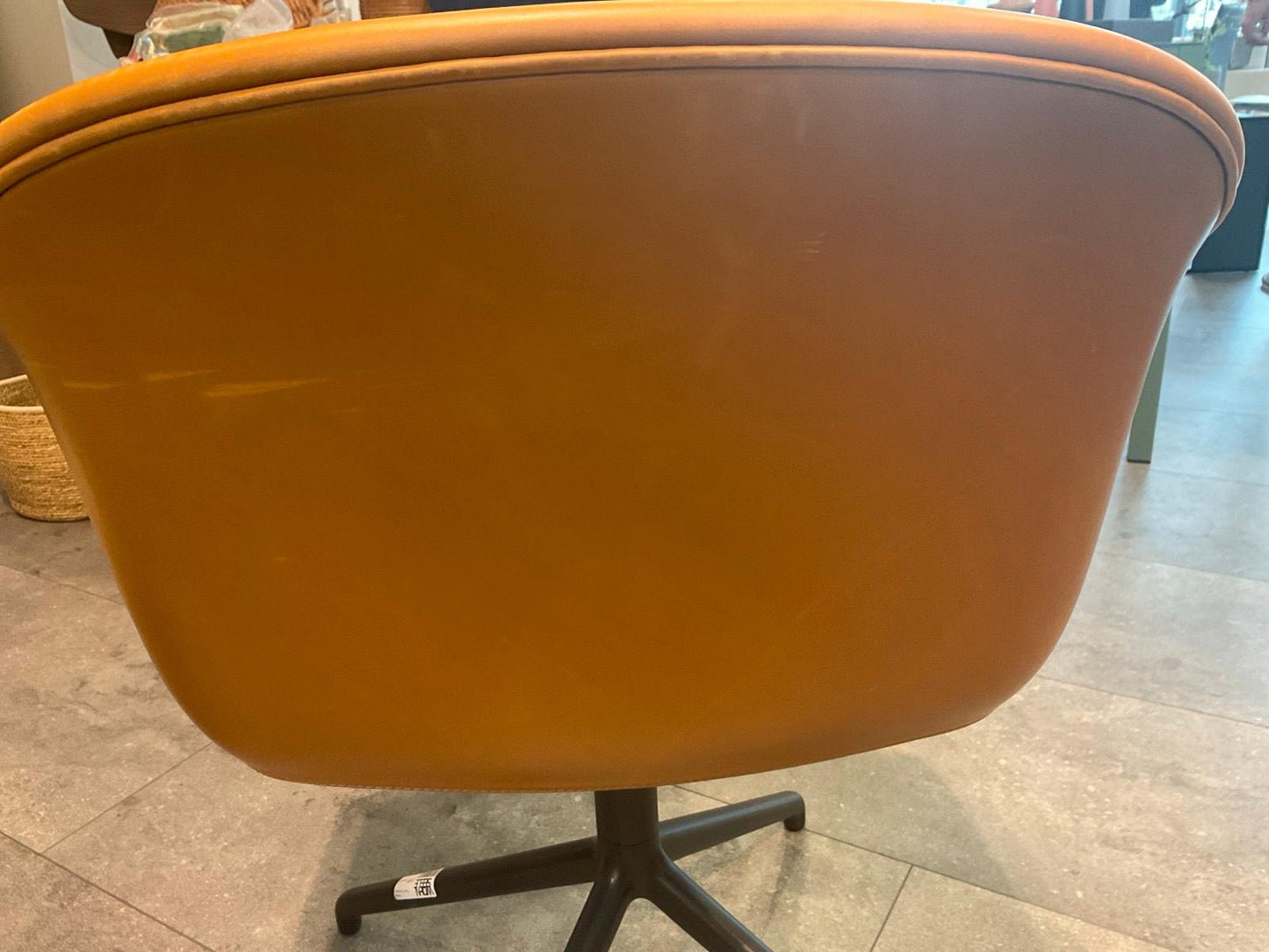 Muuto Fiber Chair Drehstuhl schwarz/cognac