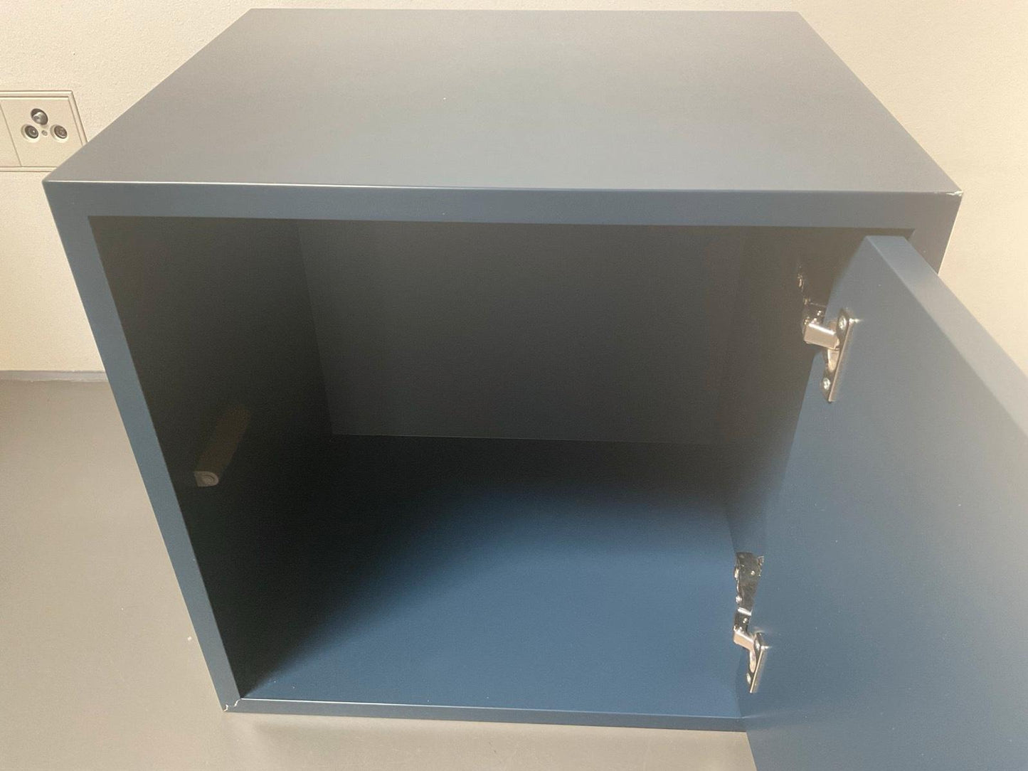 Muuto Stacked Regalsystem 2.0 M mit Türe Midnight blue