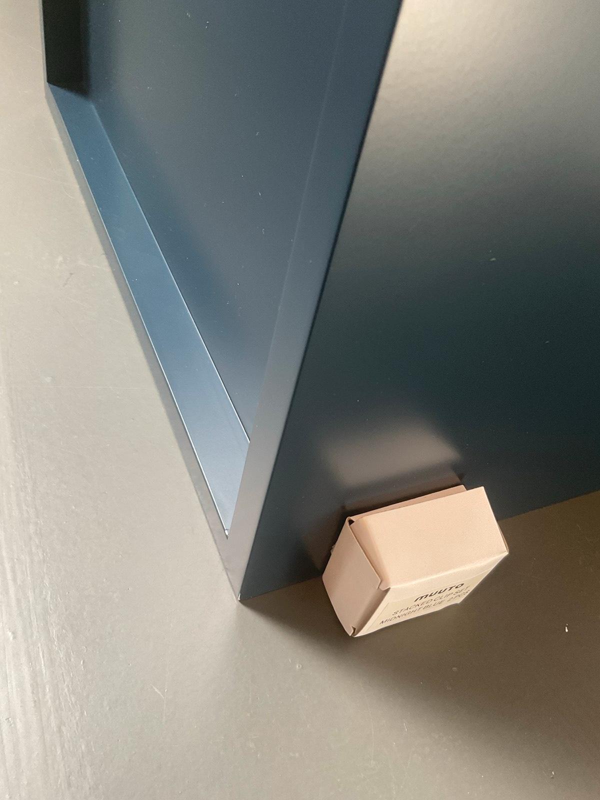 Muuto Stacked Regalsystem 2.0 M mit Türe Midnight blue