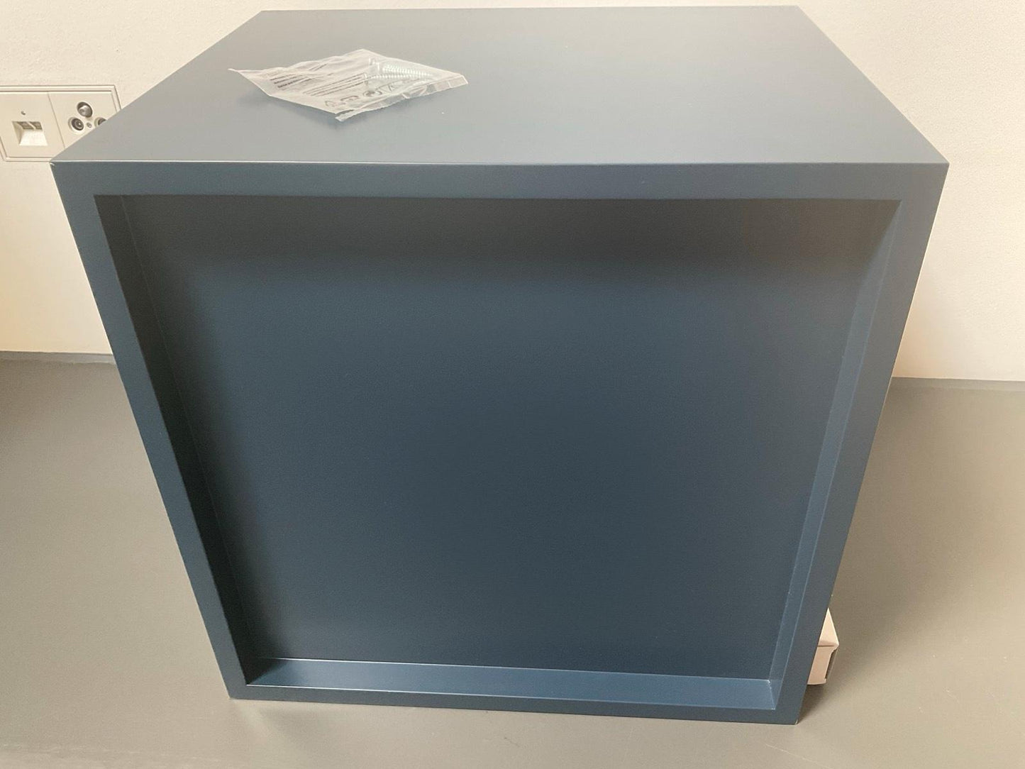 Muuto Stacked Regalsystem 2.0 M mit Türe Midnight blue