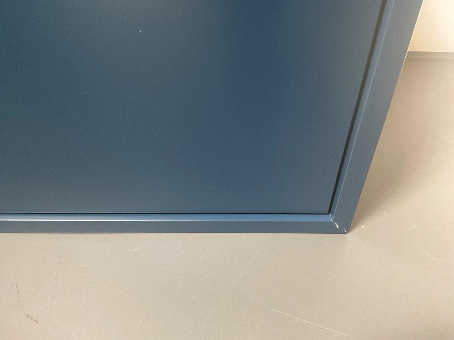 Muuto Stacked Regalsystem 2.0 M mit Türe Midnight blue