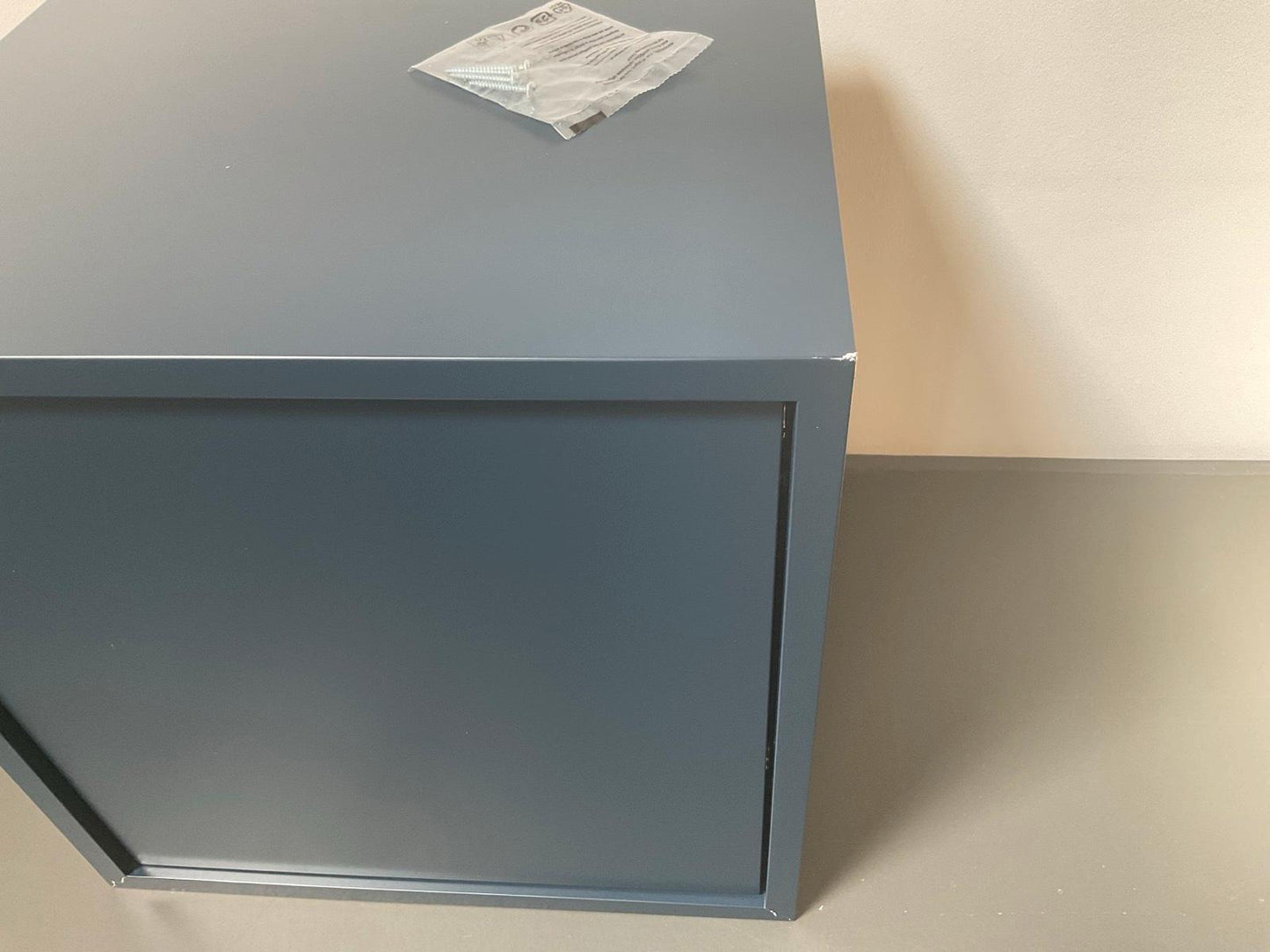 Muuto Stacked Regalsystem 2.0 M mit Türe Midnight blue