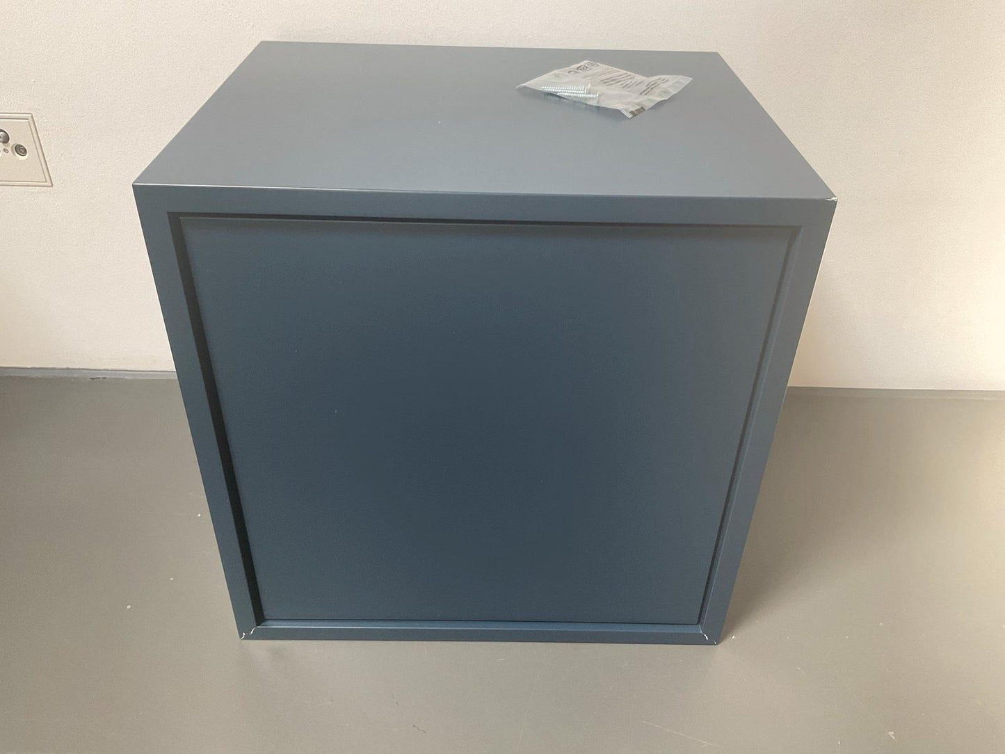 Muuto Stacked Regalsystem 2.0 M mit Türe Midnight blue