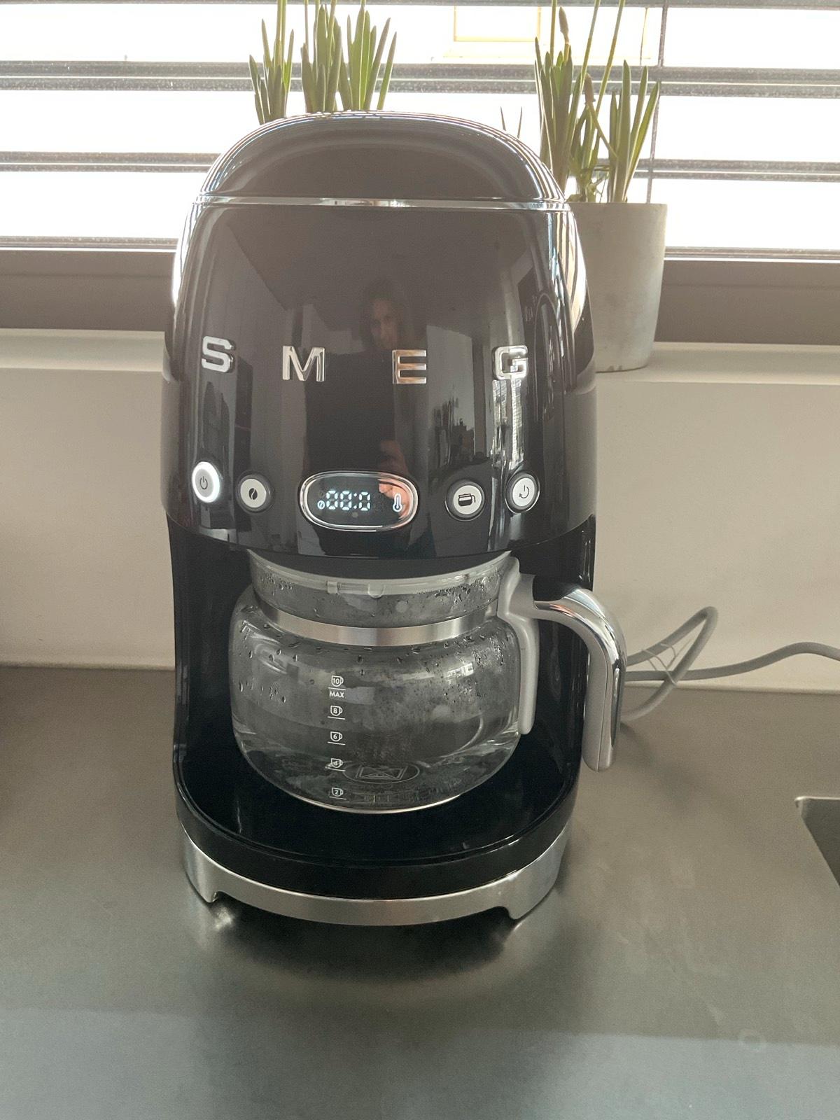 Smeg Kaffeemaschine schwarz