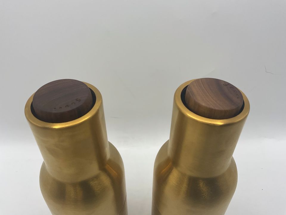 Audo (ehem. Menu) bottle grinder messing gebürstet mit Walnussdeckel