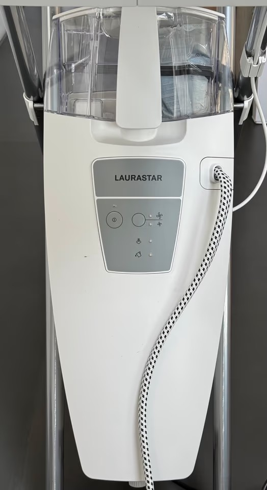 Laurastar Bügelsystem S Plus- Delle am Bügelbrett