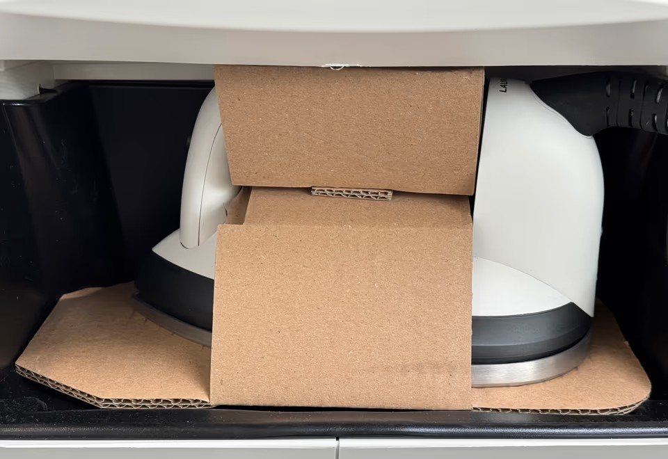 Laurastar Bügelsystem S Plus- Delle am Bügelbrett