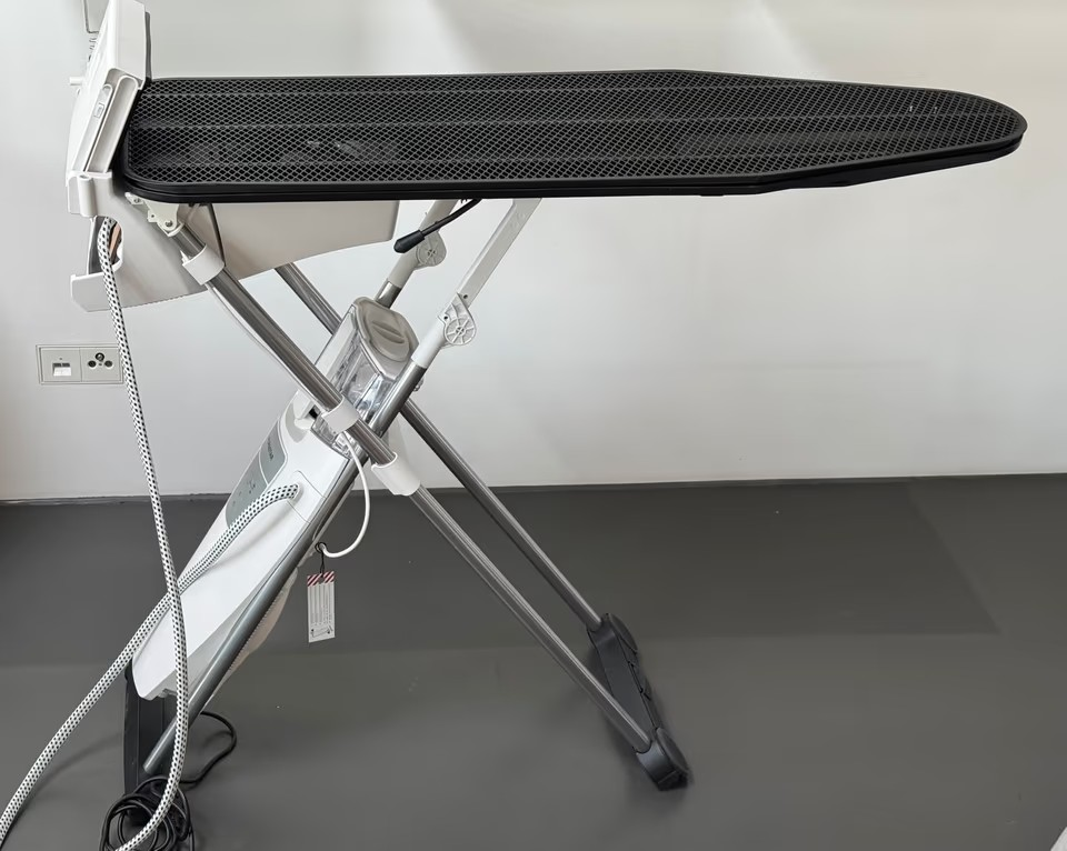 Laurastar Bügelsystem S Plus- Delle am Bügelbrett