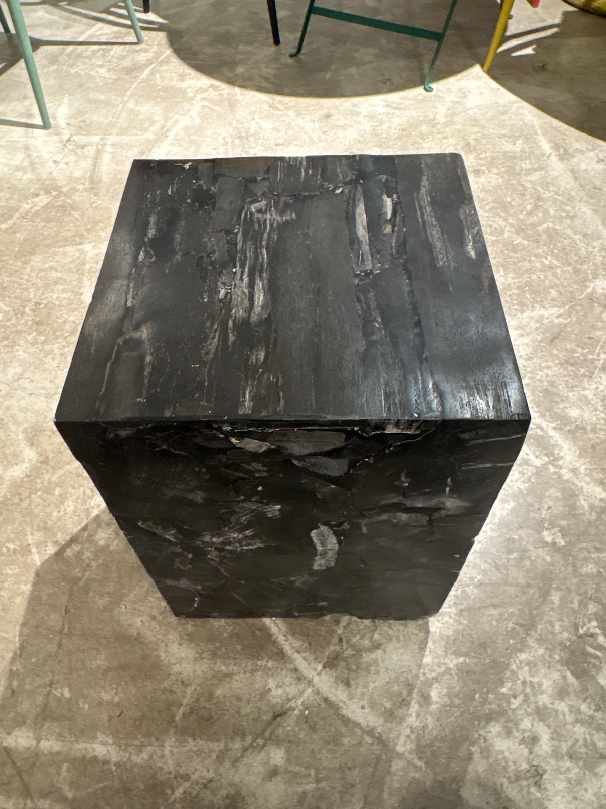 Jan Kurtz Hocker Tisch Versteinertes Holz /Holzstamm schwarz Unikate