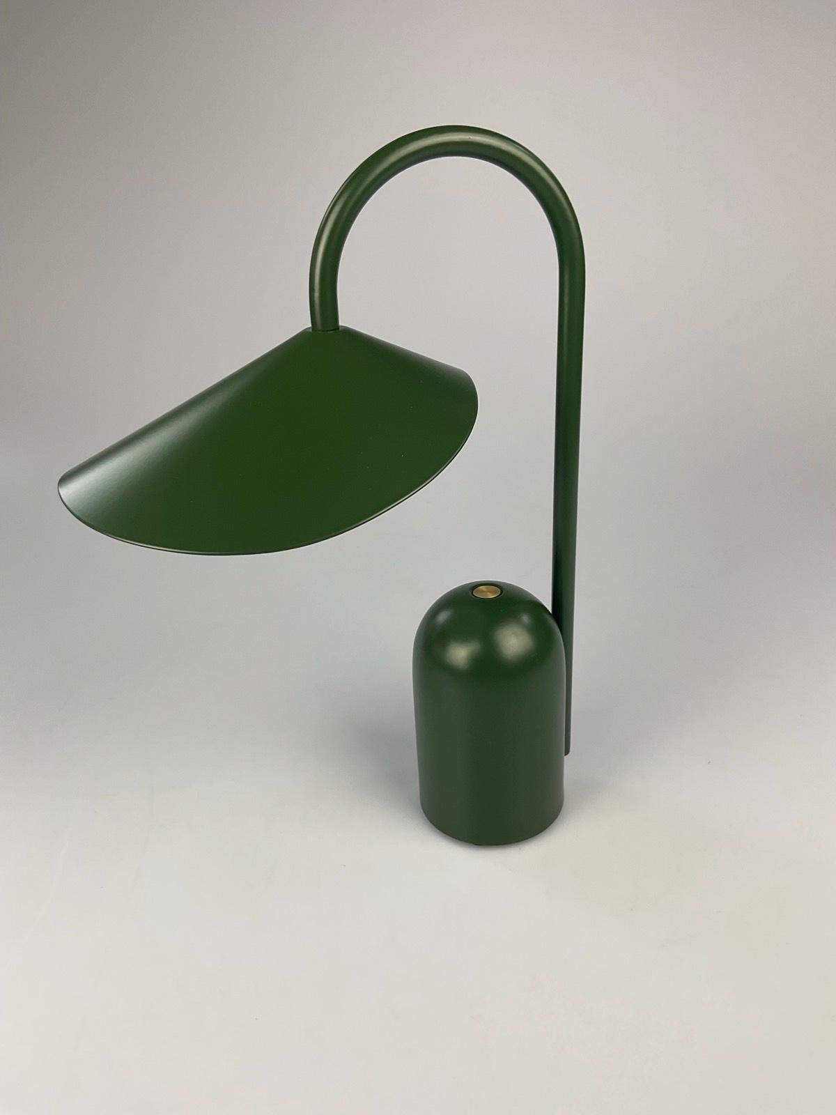 Ferm Living Arum tragbare Leuchte grass green