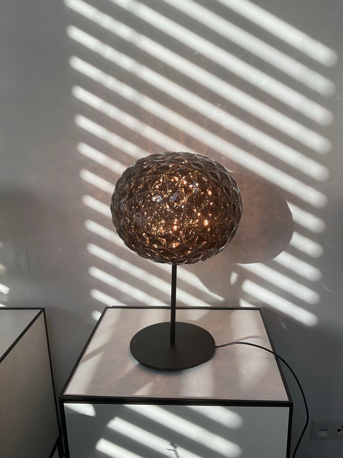 Kartell Planet Tischleuchte rauch