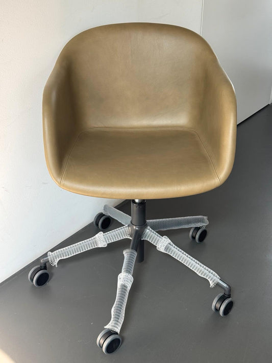 Muuto Fiber Armchair Leather Swivel, Castors, Gaslift Farbe Olive