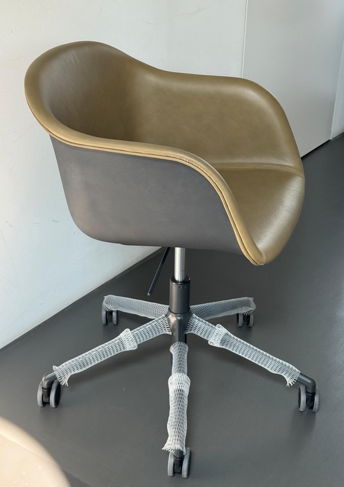 Muuto Fiber Armchair Leather Swivel, Castors, Gaslift Farbe Olive