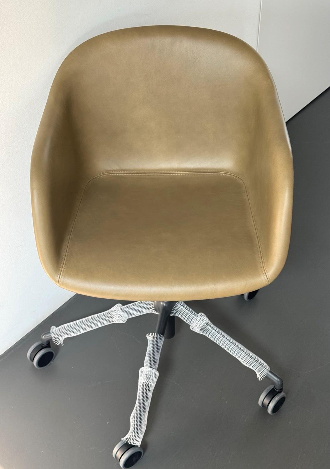 Muuto Fiber Armchair Leather Swivel, Castors, Gaslift Farbe Olive