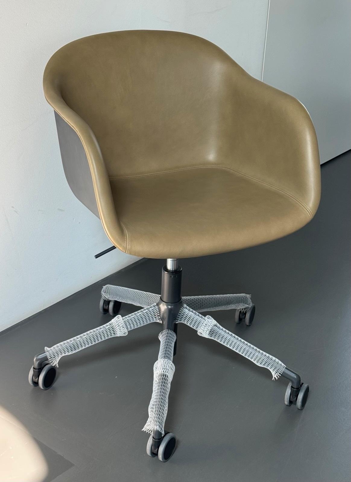 Muuto Fiber Armchair Leather Swivel, Castors, Gaslift Farbe Olive